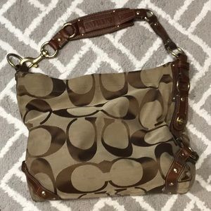 COACH shoulder bag inside clean no odor leather still looks good